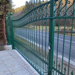 Kovaná brána vyrobená v ateliéri kováčskeho umenia UKOVMI - brány a ploty