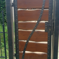 Kovaná bránka s drevom - oplotenie rodinného domu