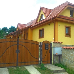 Plná brána s bráničkou pri rodinnom dome na východe Slovenska