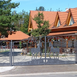 Dizajnová kovaná brána s bránkami a plotom pri jazdeckom areáli a reštaurácii Zwicker v Prešove