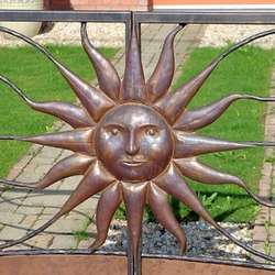 Tepané slnko na dizajnovej kovanej bráne z UKOVMI