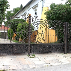 Romantický dizajn kovanej brány povrchovo upravenej medenou patinou