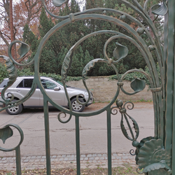 Kovaná brána v zelenej patine v rustikálnom prevedení vyhotovená do Rakúska