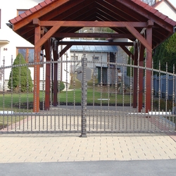 Kovaná brána pri letnom altánku v medenej patine - brány a plot pri rodinnom dome