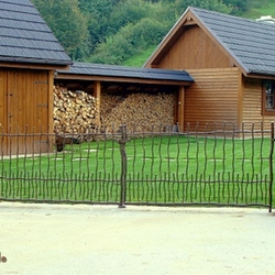 Kovaná brána Babička vyhotovená v UKOVMI pre chalupu