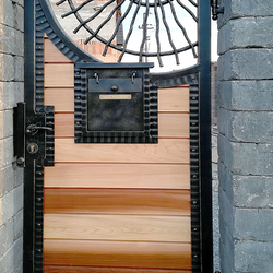 Ručne kovaná bránka s poštovou schránkou kombinovaná  drevom 