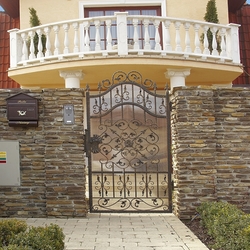 Kovaná bránka ako súčasť oplotenia rodinného domu - brány a ploty z UKOVMI