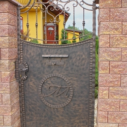 Kovaná bránka s poštovou schránkou a rodinným logom 
