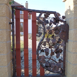 Umelecká bránka vykovaná s erbom viniča pre rodinný dom