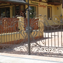 Exkluzívna kovaná brána s nádychom romantiky pri penzióne
