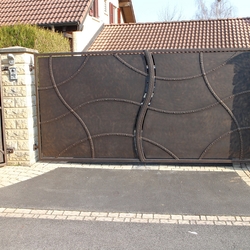 Exkluzívna kovaná brána s bránkou pri rodinnom dome vo Švajčiarsku