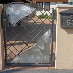Moderná kovaná bránka s nerezom + kovaná poštová schránka vyrobené v UKOVMI