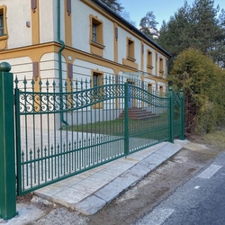 Zelená kovaná brána a bránka na Spiši - kované brány a ploty