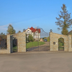 Kovaná brána a plot v historickom štýle - výnimočné oplotenie rodinnej vily