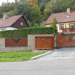 Celkový pohľad na oplotenie rodinného domu - kovaná brána, bránka, plot a poštová schránka z UKOVMI