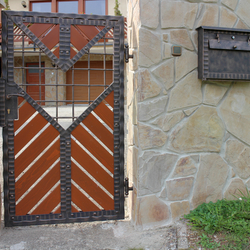 Kovaná bránka s drevenou výplňou + ručne kovaná poštová schránka 