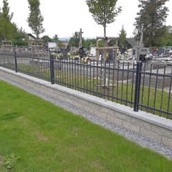 Kované oplotenie - brána a plot pri cintoríne v Ľuboticiach pri Prešove