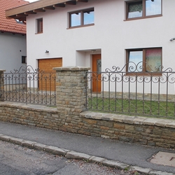 Klasický kovaný plot s eskovými vzormi - brány a ploty z UKOVMI