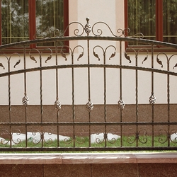 Kovaný plotový dielec vyskladaný zo vzorov lístkov, cečiek, esiek a šišiek