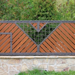 Výnimočný kovaný plot s drevenou výplňou 