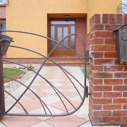 Bránka s poštovou schránkou vyrobené v umeleckom kováčstve UKOVMI ako súčasť oplotenia rodinného domu 
