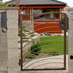 Celkový pohľad na moderné kované brány, plot a zábradlia vyhotovené v jednom štýle