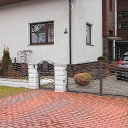 Moderná brána a plot s erbom vyrobené pre rodinný dom