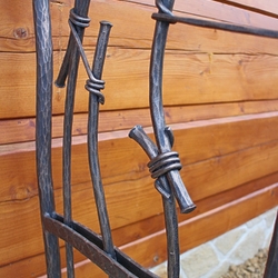 Detail kovaného plota s atypickým dizajnom